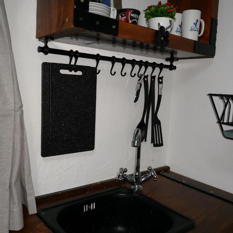 Zemunella Guest House - Single Room with Shared Shower and Toilet - 16