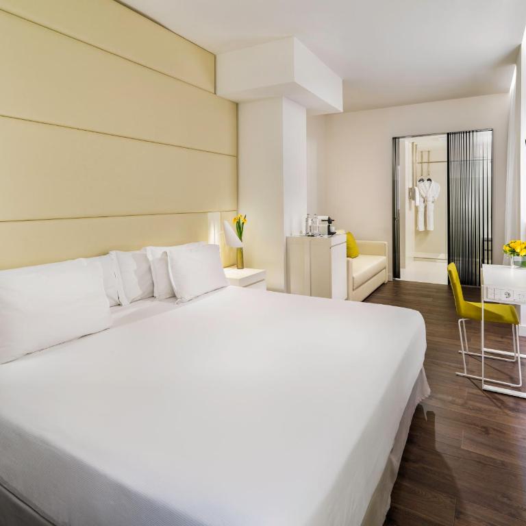 H10 Urquinaona Plaza - Family Room (2 Adults + 2 Children) - 1