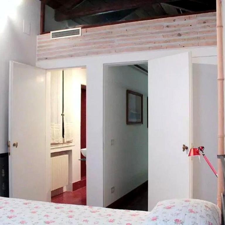 Venetian House With Terrace - Two-Bedroom Apartment - 28