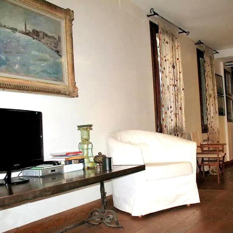 Venetian House With Terrace - Two-Bedroom Apartment - 7