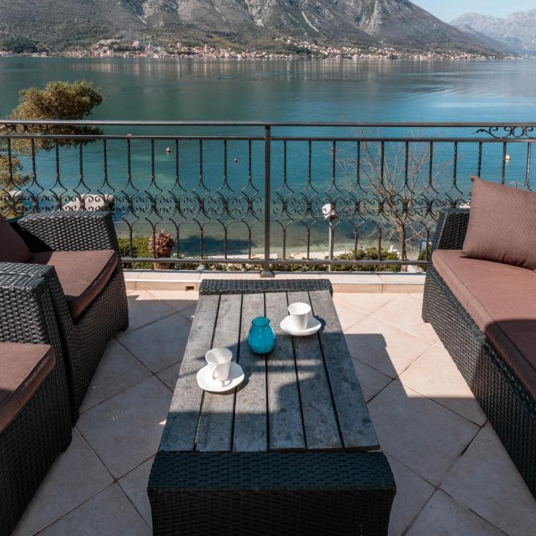 Apartments Miramar - Comfort Two-Bedroom Apartment with Balcony and Sea View - 11