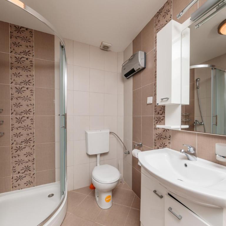 Apartments Miramar - Comfort Two-Bedroom Apartment with Balcony and Sea View - 6