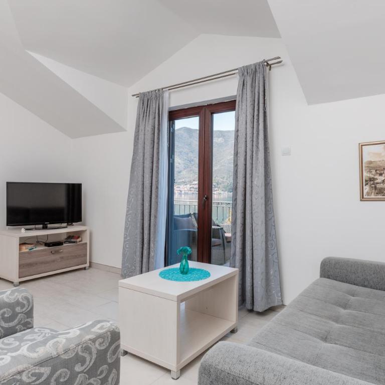Apartments Miramar - Comfort Two-Bedroom Apartment with Balcony and Sea View - 1