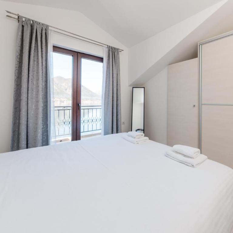 Apartments Miramar - Comfort Two-Bedroom Apartment with Balcony and Sea View - 13