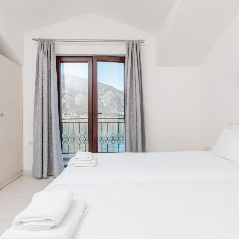Apartments Miramar - Comfort Two-Bedroom Apartment with Balcony and Sea View - 16