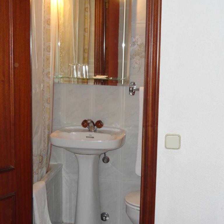 Hostal Kryse&Breogan -Madrid centro Gran Vía- - Double Room with extra bed and Private Bathroom - 4
