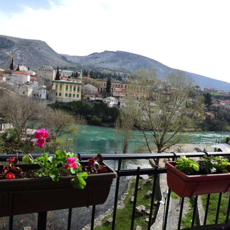 Pansion Villa Nur - Double Room with Balcony and River View - 6