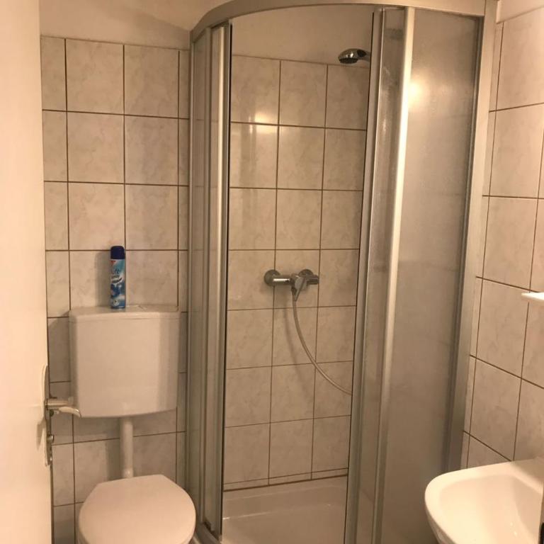 Hotel-Pension Asta - Einzelzimmer mit Gemeinschaftsdusche und -WC - 2