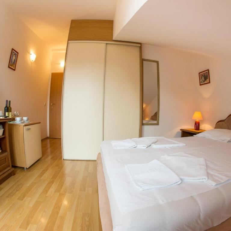 Apartments Luka - Dvokrevetna Soba sa Bračnim Krevetom sa Balkonom i Pogledom na More - 6