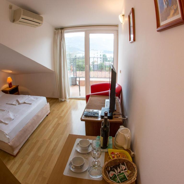 Apartments Luka - Dvokrevetna Soba sa Bračnim Krevetom sa Balkonom i Pogledom na More - 8