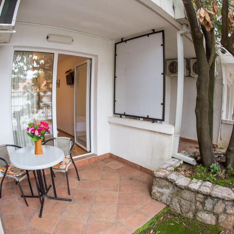 Apartments Luka - Dvokrevetna Soba sa Bračnim Krevetom i Terasom - 1