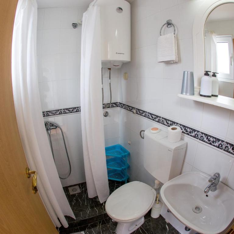 Apartments Luka - Dvokrevetna Soba sa Zasebnim Krevetom i Sopstvenim Spoljnim Kupatilom - 2