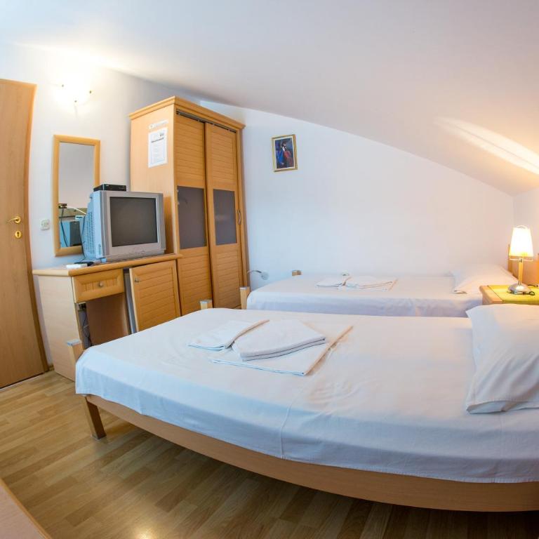 Apartments Luka - Dvokrevetna Soba sa Zasebnim Krevetom i Sopstvenim Spoljnim Kupatilom - 3