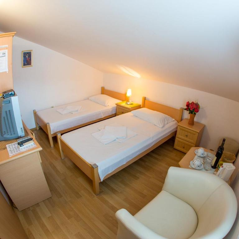 Apartments Luka - Dvokrevetna Soba sa Zasebnim Krevetom i Sopstvenim Spoljnim Kupatilom - 5