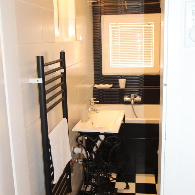 A LOVELY, SUNNY, ARTISTIC LOFT - Apartman - 13