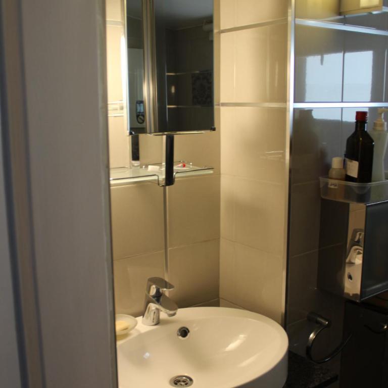 A LOVELY, SUNNY, ARTISTIC LOFT - Apartman - 27