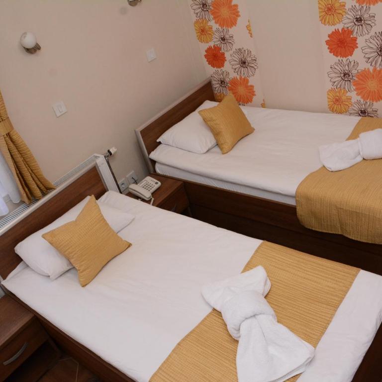 Garni Hotel Laguna Lux - Dvokrevetna Soba sa Bračnim Krevetom /2 Zasebna Kreveta i Sopstvenim Kupatilom - 13