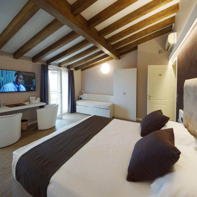 Hotel Clarin 14 by Dori - Camera Quadrupla Superior - 13