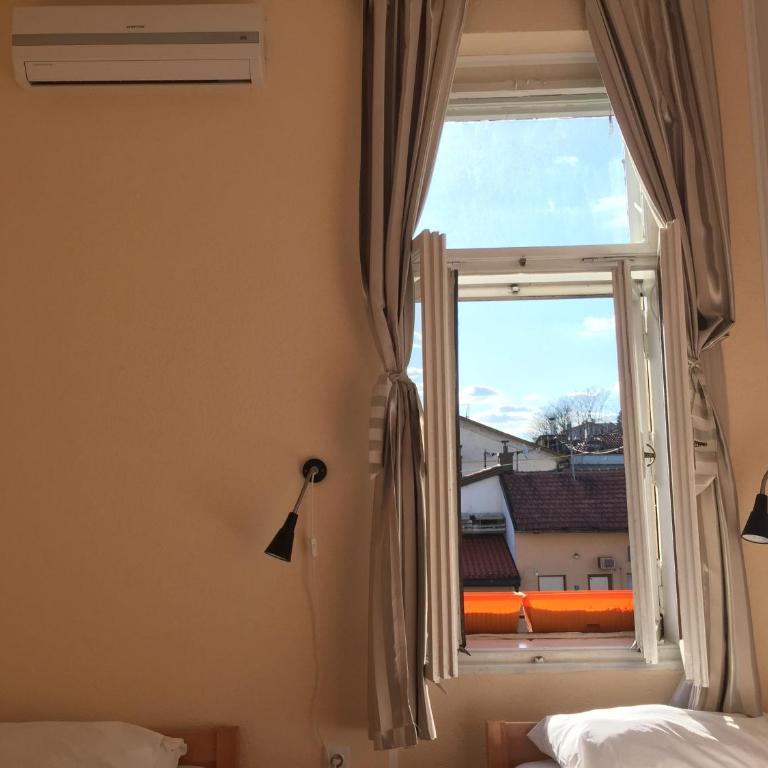 Pigeon Square Rooms - Dvokrevetna Soba sa Zasebnim Krevetima i Zajedničkim Kupatilom - 1