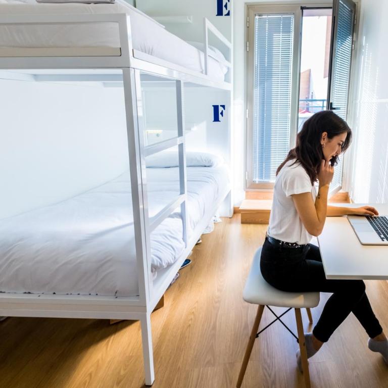 Far Home Bernabeu - Cama en habitación compartida femenina de 6 camas - 2