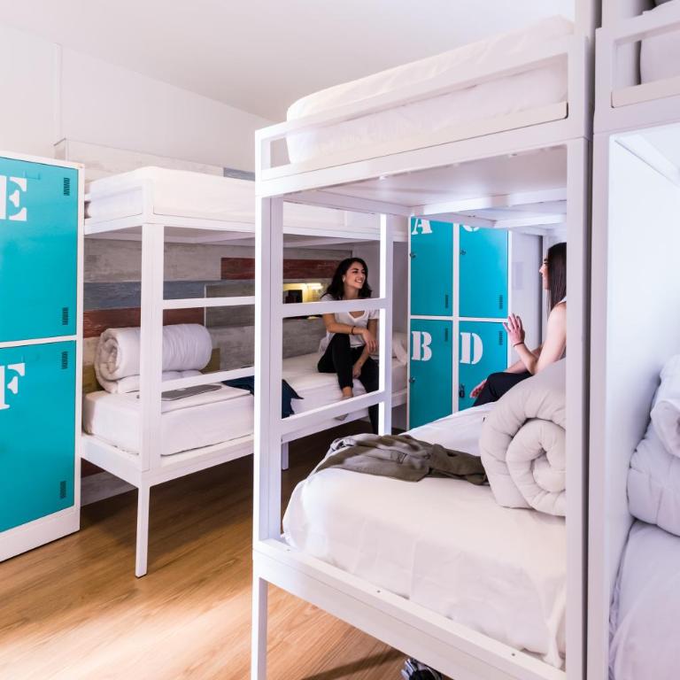 Far Home Bernabeu - Cama en habitación compartida femenina de 6 camas - 1