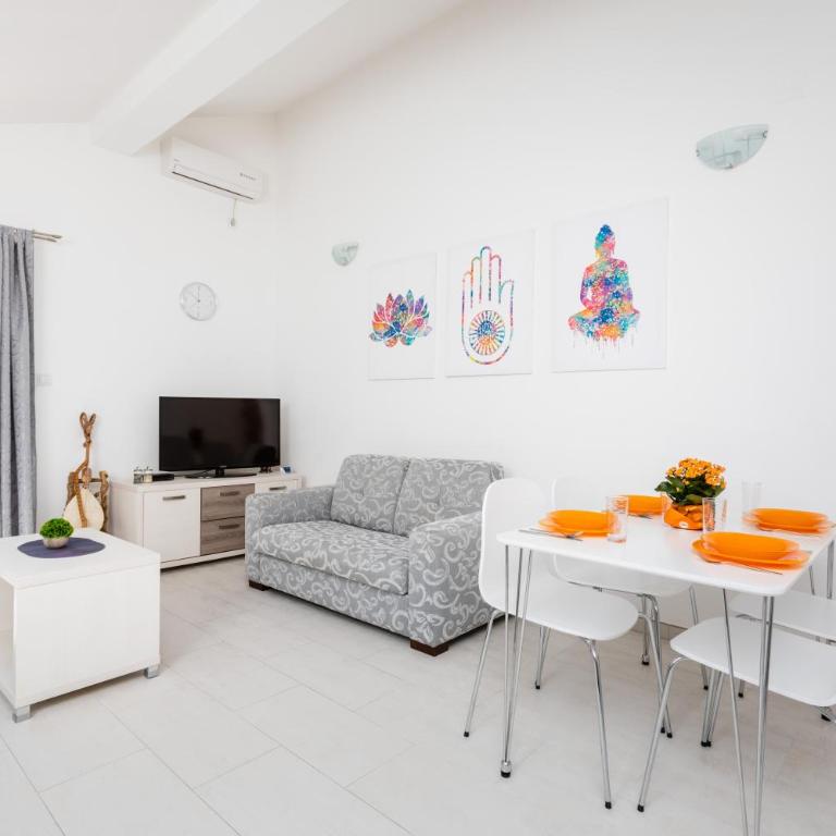 Apartments Miramar - One-Bedroom Apartment with Balcony and Partial Sea View - 11