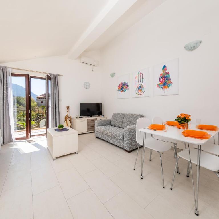 Apartments Miramar - One-Bedroom Apartment with Balcony and Partial Sea View - 1