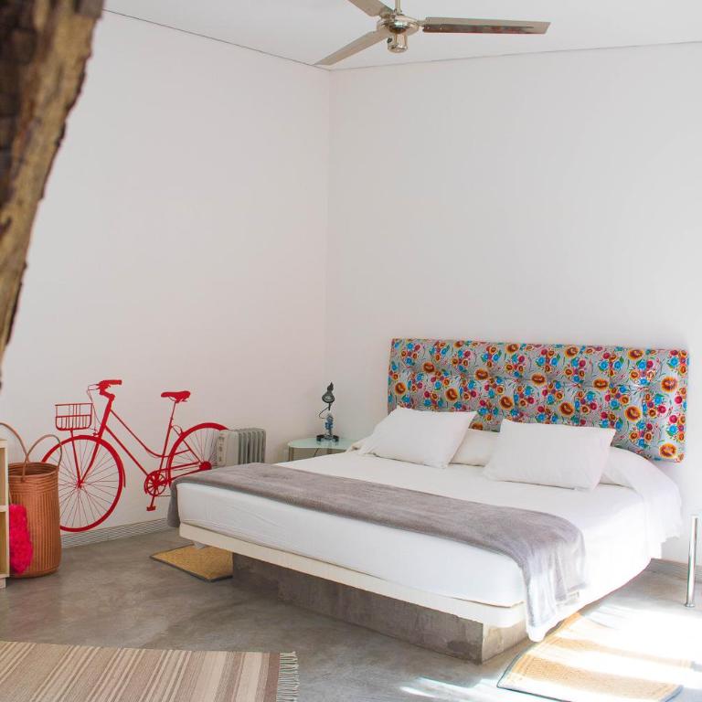 Hotel Cosijo - San Jeronimo Tlacochahuaya - Habitación con cama extragrande. - 1