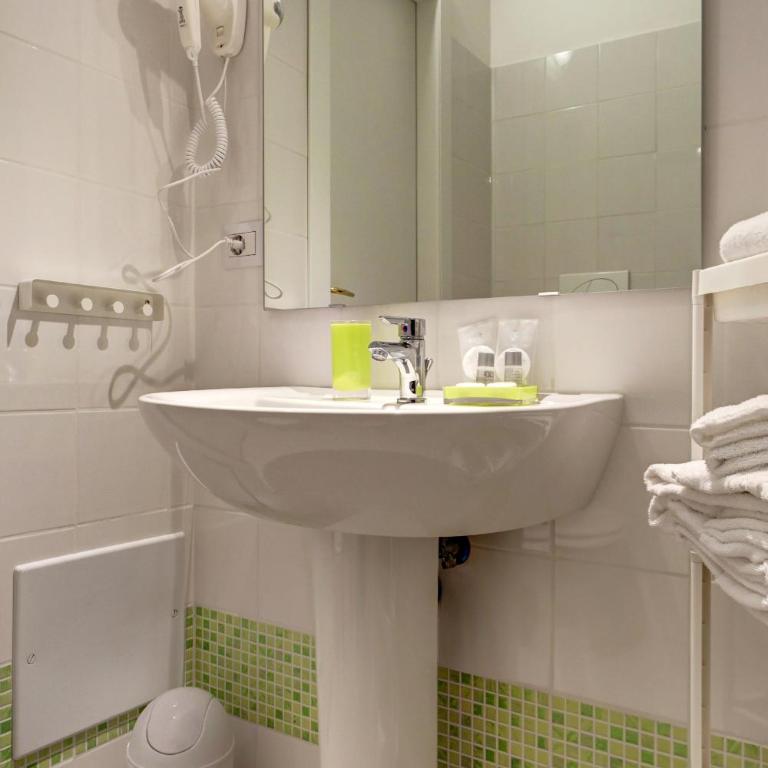 Pianeta Roma 62 - Camera Tripla con Bagno Privato - 11