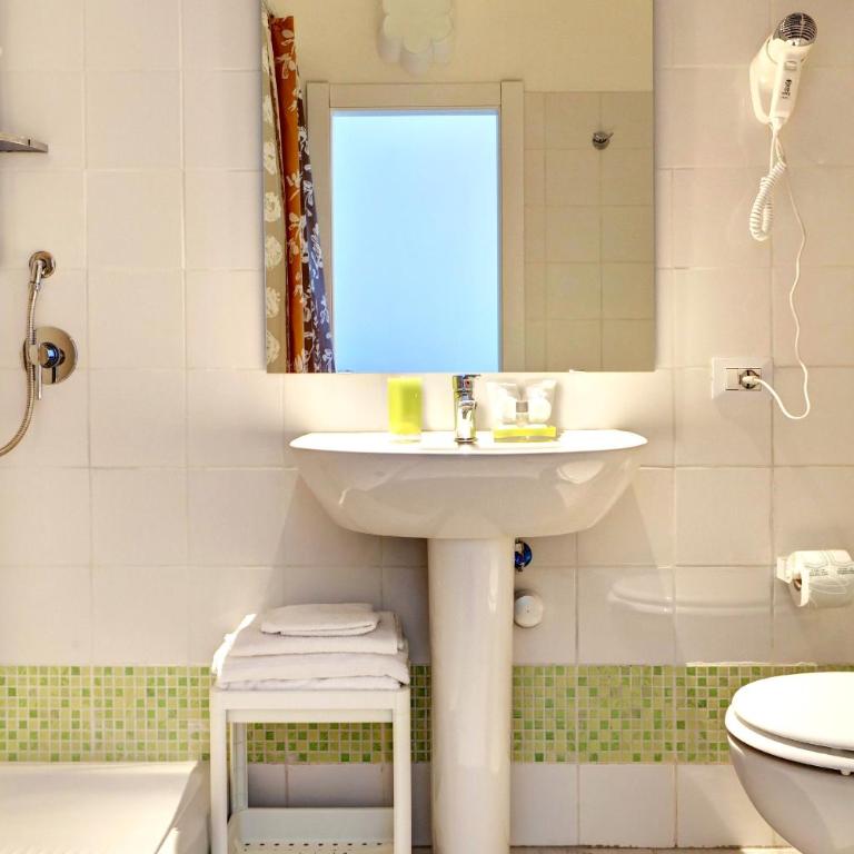 Pianeta Roma 62 - Camera Tripla con Bagno Privato - 12