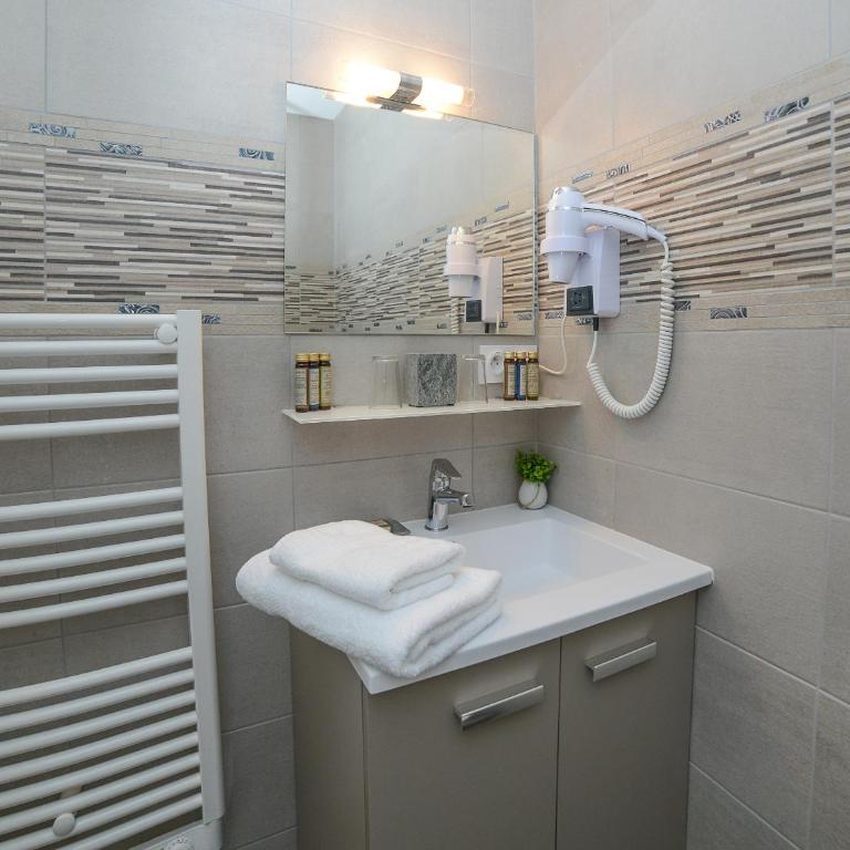 Novalaise Plage - Petite Chambre Double - 11