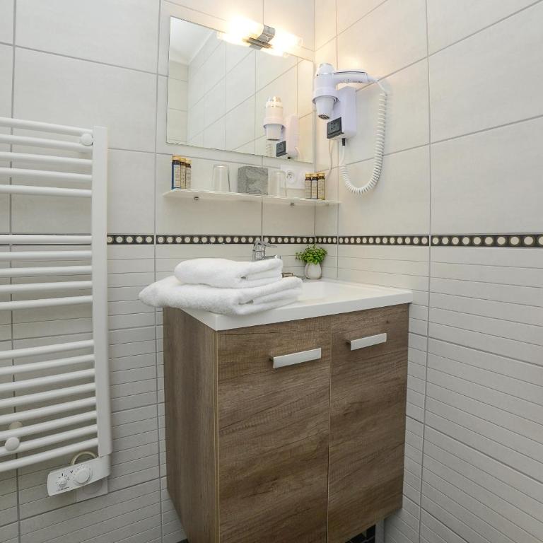 Novalaise Plage - Petite Chambre Double - 8