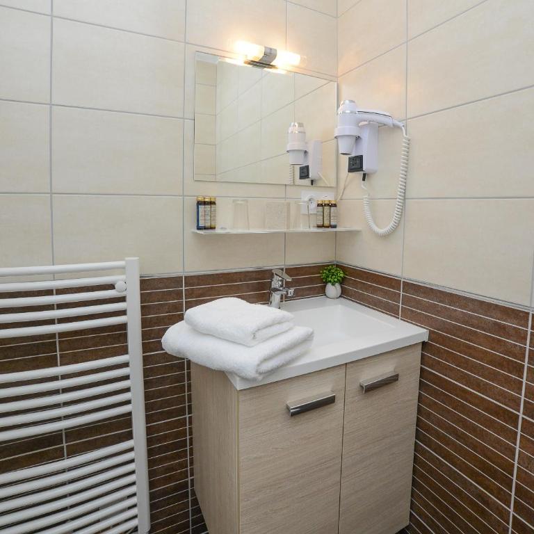 Novalaise Plage - Petite Chambre Double - 5