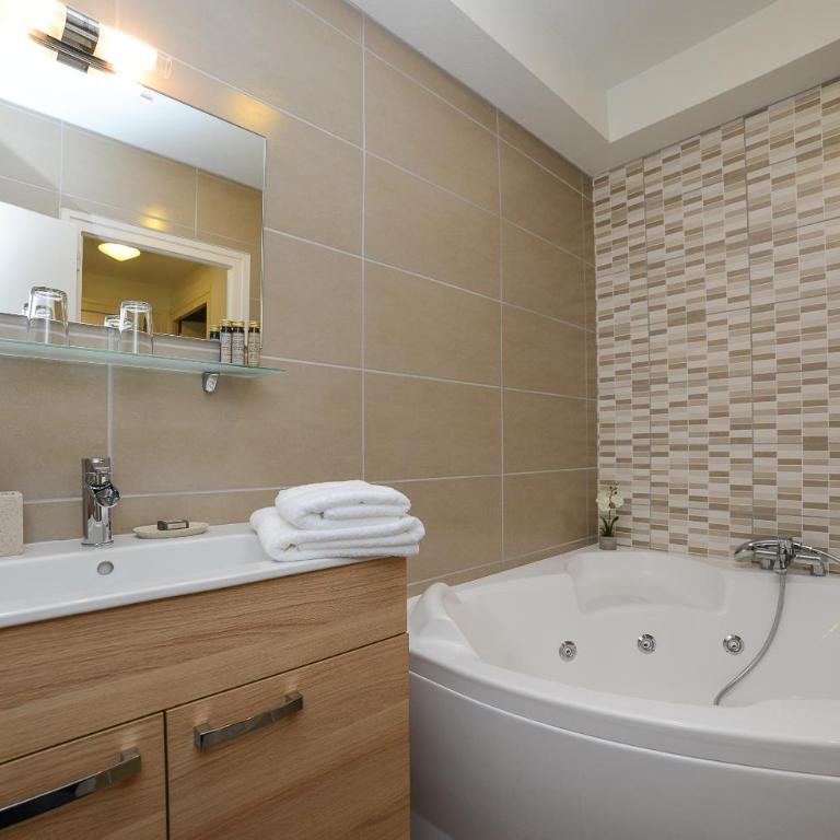Novalaise Plage - Chambre Double avec Baignoire Spa - 6