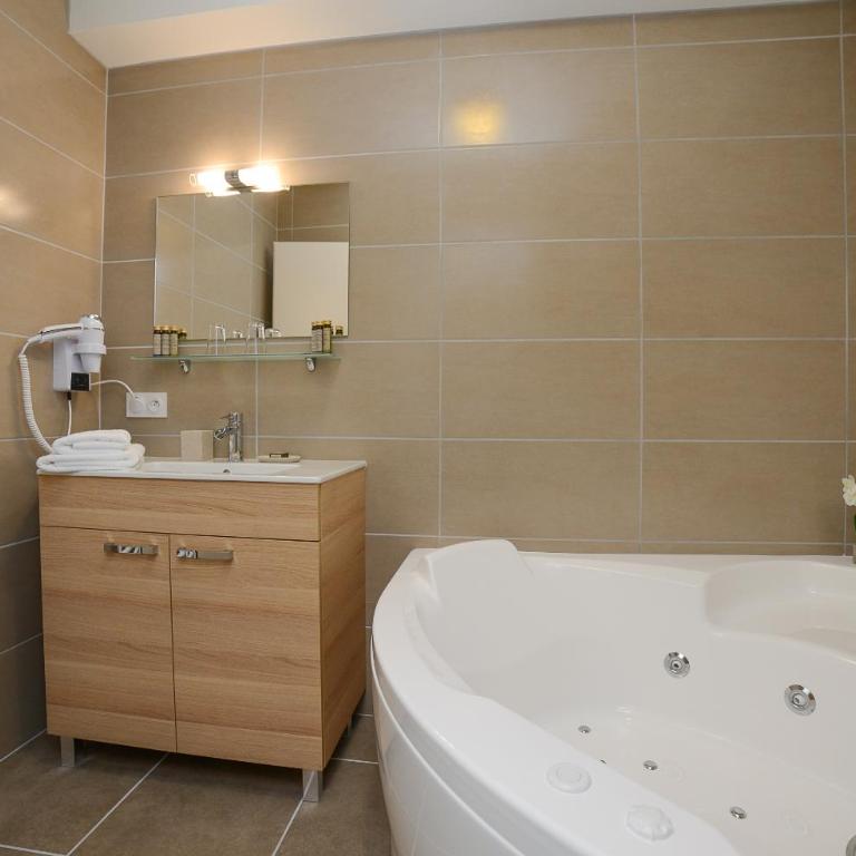 Novalaise Plage - Chambre Double avec Baignoire Spa - 4