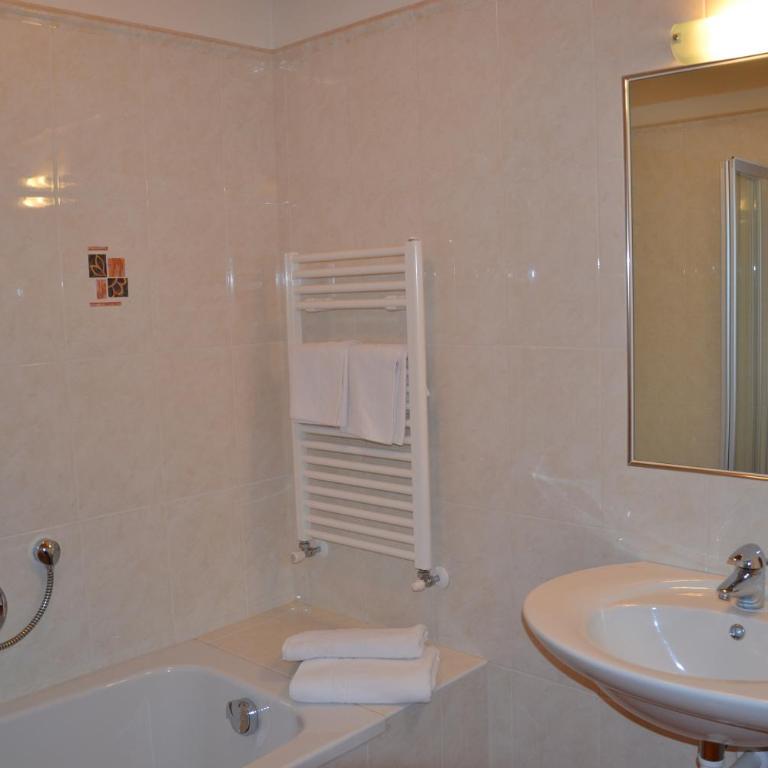 Hotel Ortler - Familienzimmer mit Balkon - 8
