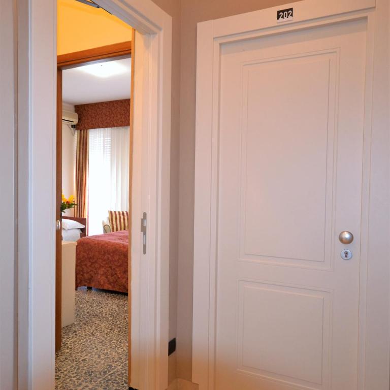 Gold Hotel - Camera King Superior - 4