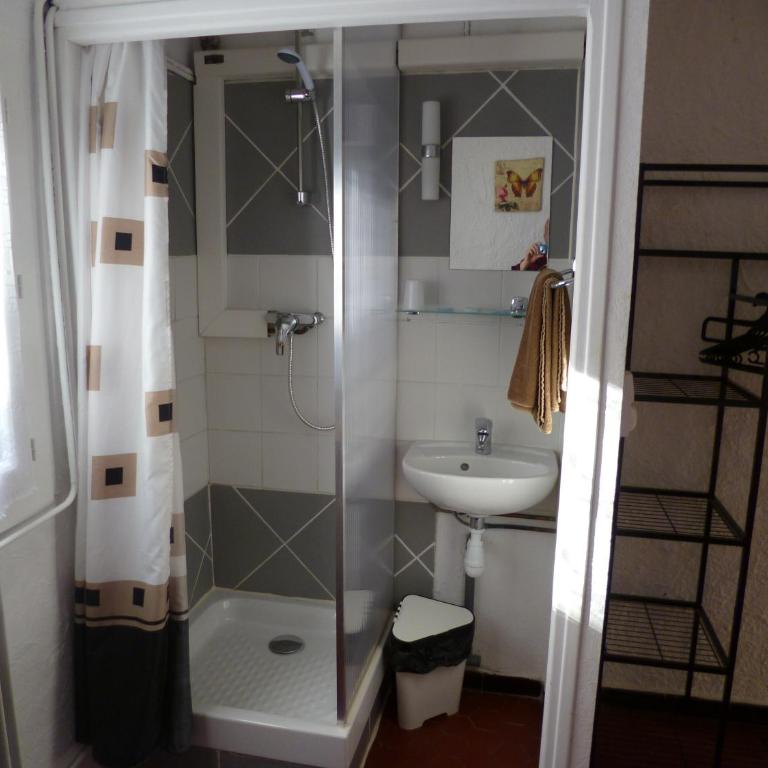 Hôtel le Calypso - Chambre Double avec Toilettes Communes - 3