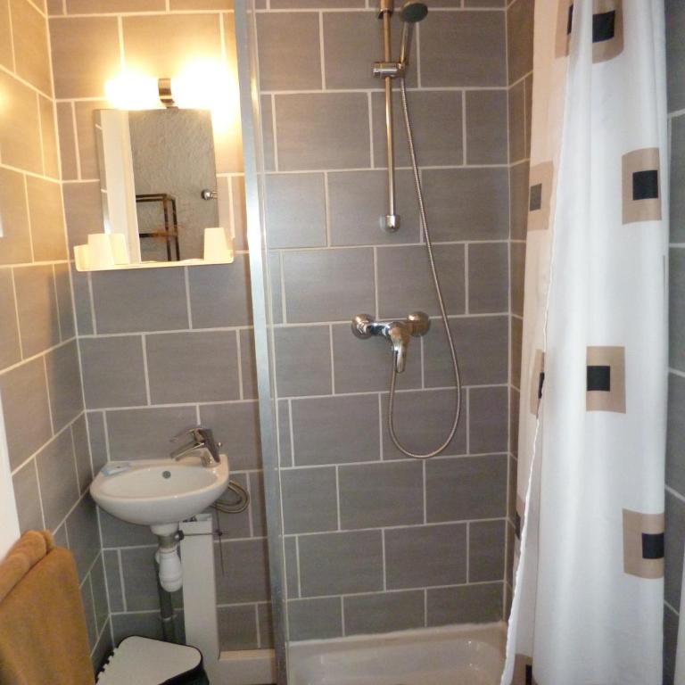Hôtel le Calypso - Chambre Double avec Toilettes Communes - 2