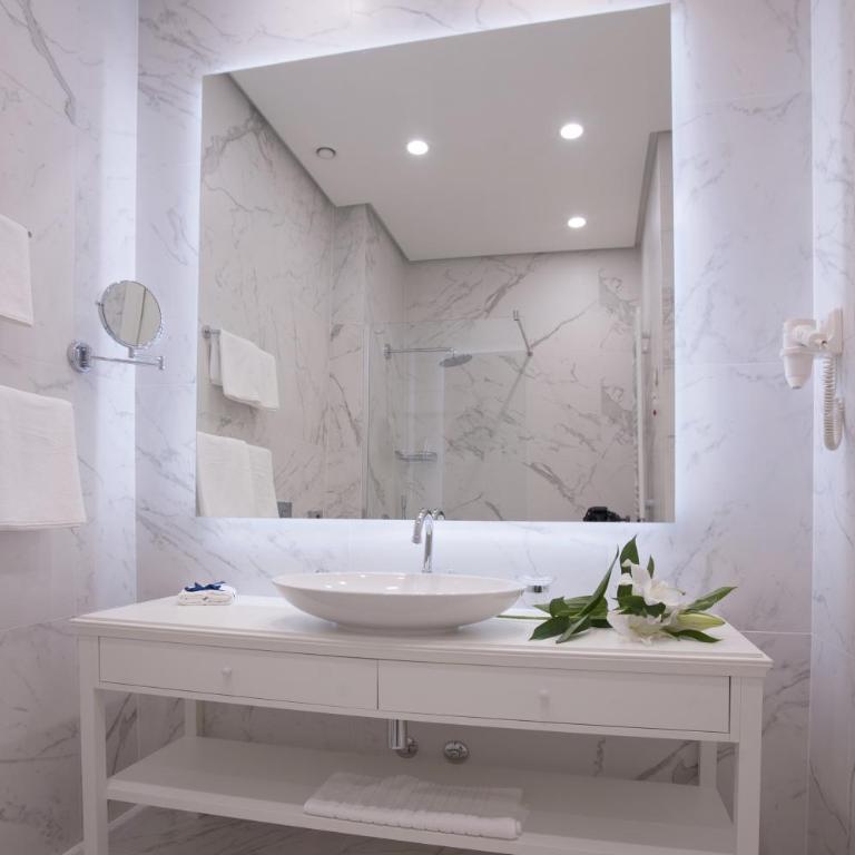 Hotel Majestic - Komfor Dvokrevetna Soba s Bračnim Krevetom ili Dvokrevetna Soba sa Zasebnim Krevetima - 1