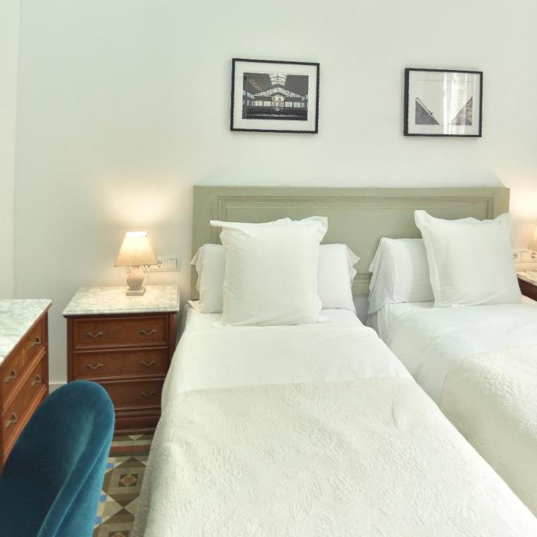 Hostal Girona - Superior Double or Twin Room with Balcony - 6