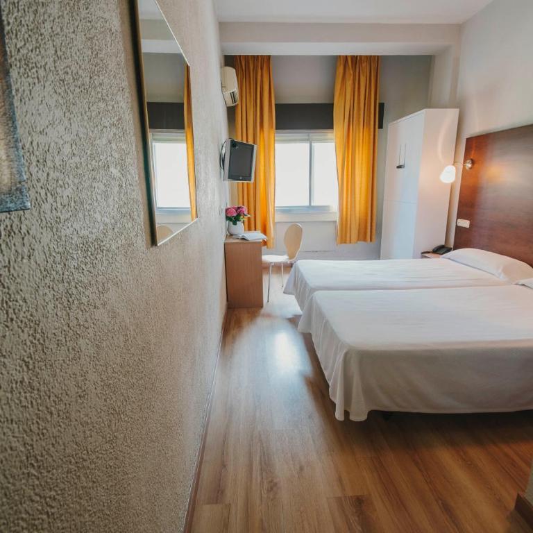 Hotel Embajador - Habitación Doble con cama supletoria (2 adultos + 1 niño) - 3