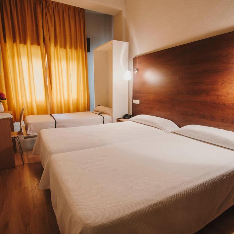 Hotel Embajador - Habitación Doble con cama supletoria (2 adultos + 1 niño) - 4