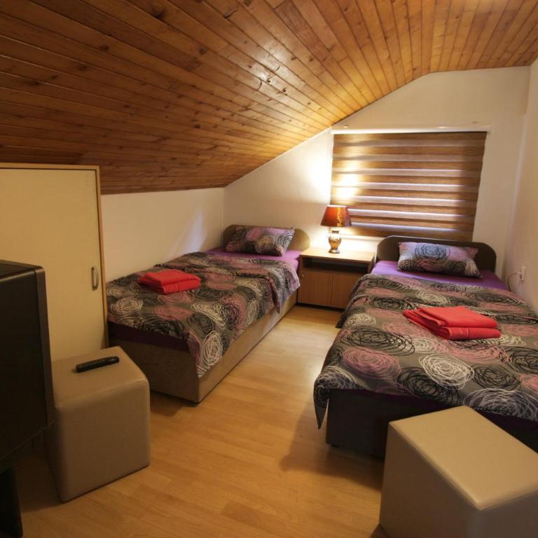 Hostel Topić - Dvokrevetna Soba sa Zasebnim Krevetima i Zajedničkim Kupatilom - 4