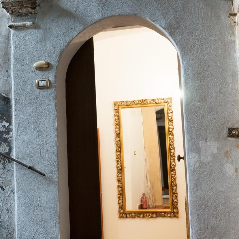Domus Sanfelice Suite - Camera Matrimoniale Deluxe con Doccia - 40