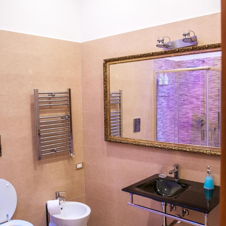 Domus Sanfelice Suite - Camera Matrimoniale Deluxe con Doccia - 23