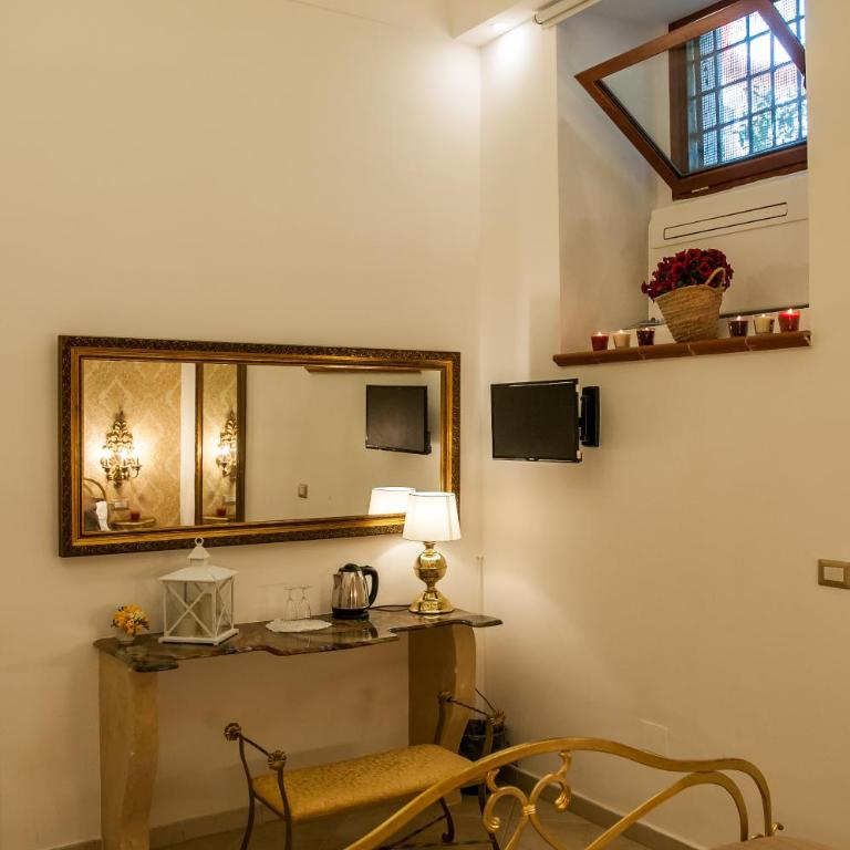 Domus Sanfelice Suite - Camera Matrimoniale Deluxe con Doccia - 15