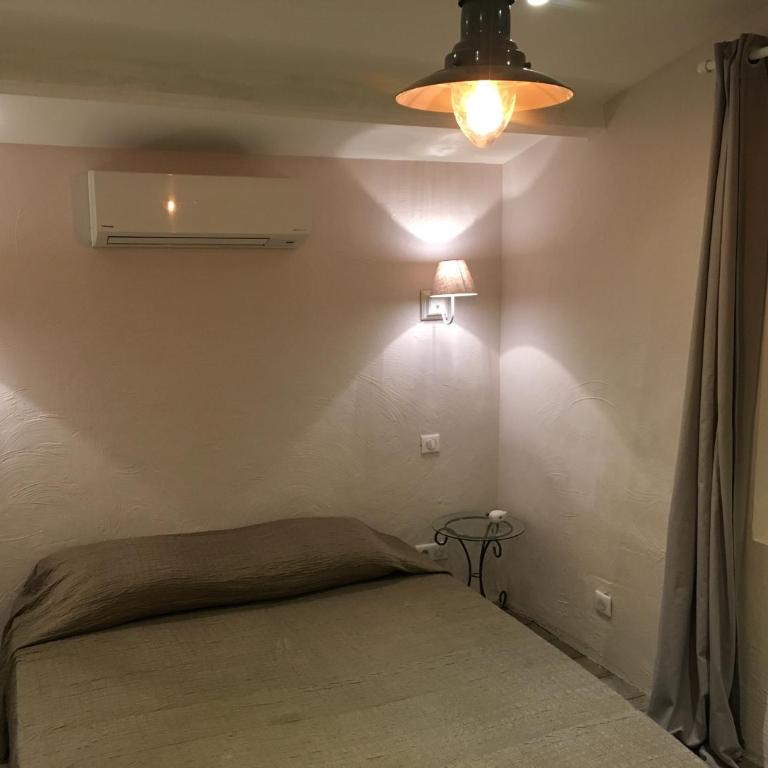 Le Champmazet - Chambre Double ou Lits Jumeaux avec Salle de Bains Privative - 4
