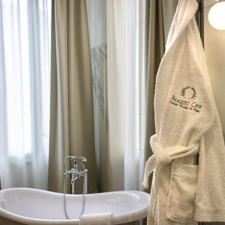 Palazzo Cini Luxury Rooms in Pisa - Camera Tripla Superior con Vasca - 16