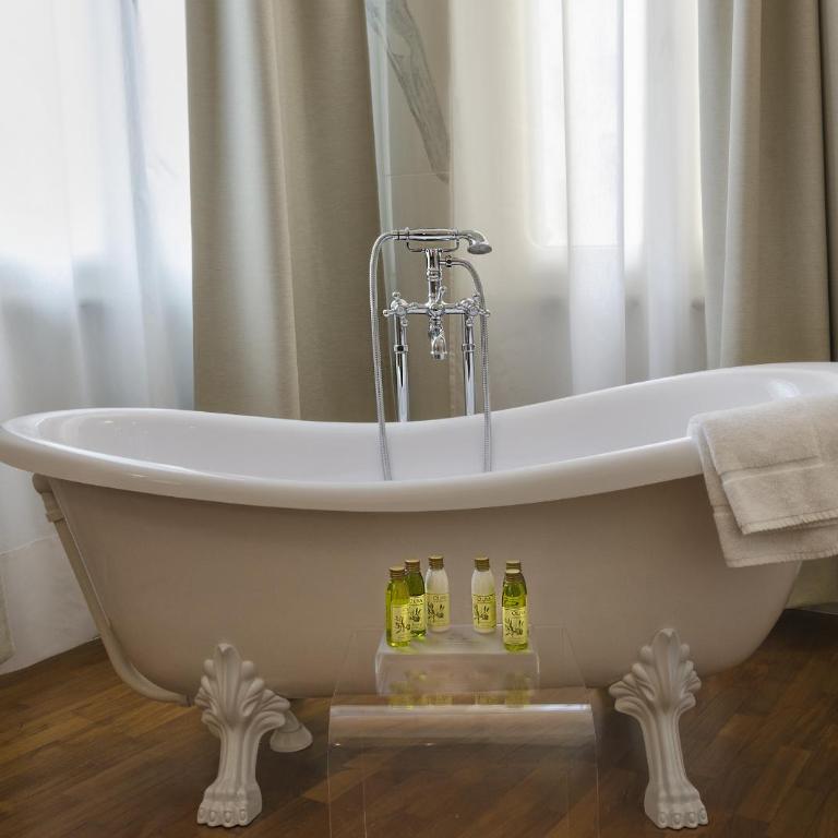 Palazzo Cini Luxury Rooms in Pisa - Camera Tripla Superior con Vasca - 17